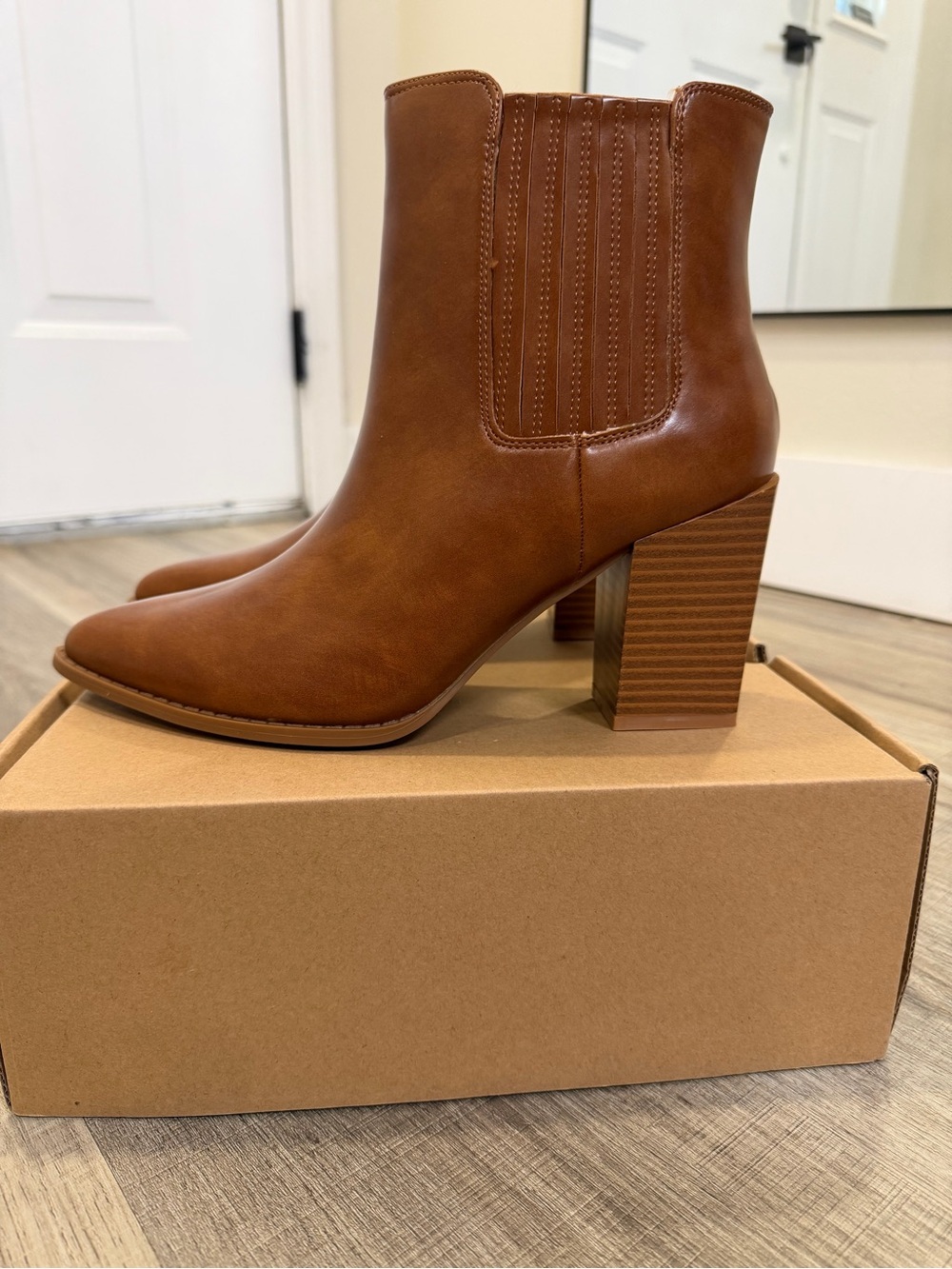 Women's Cognac Mid-Heel Chelsea Ankle Boots